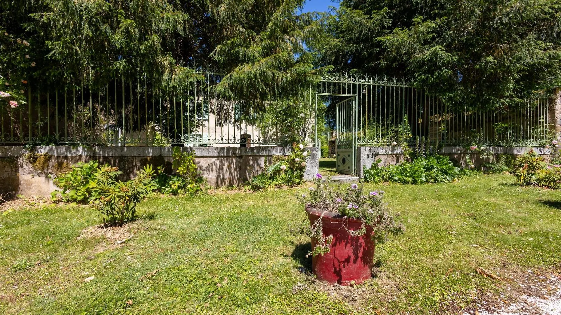 L'Ecrin - Maison De Campagne Dans Un Parc Arbore Peyregoux بيت للعطل